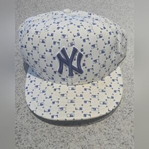 New York Yankees ALL-OVER FLOCKING White-Navy Fitted Hat 59Fifty by New Era